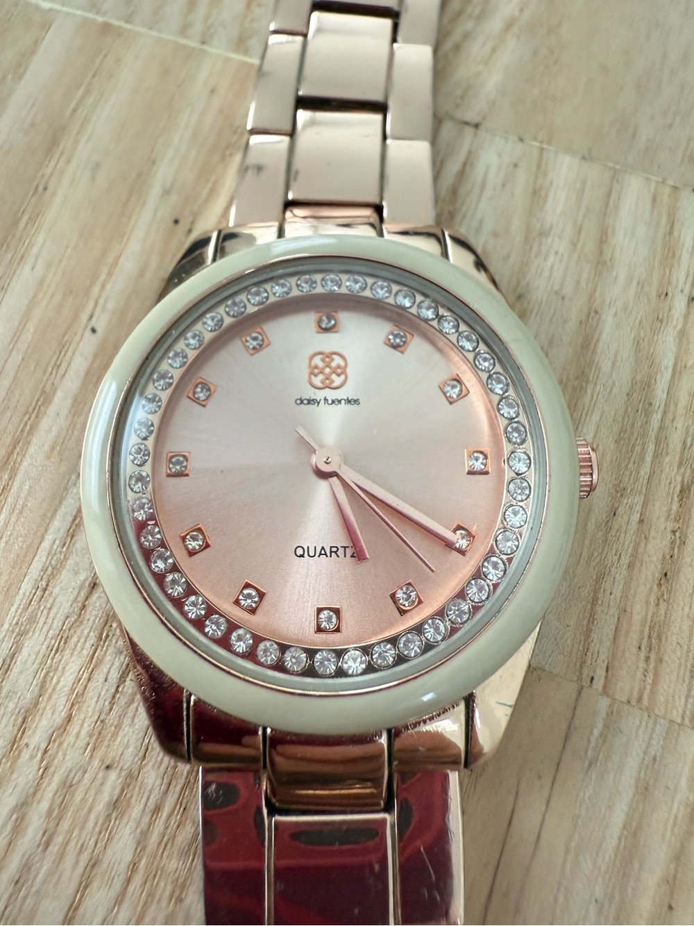 Daisy Fuentes ladies rose gold tone watch NEW BATTERY